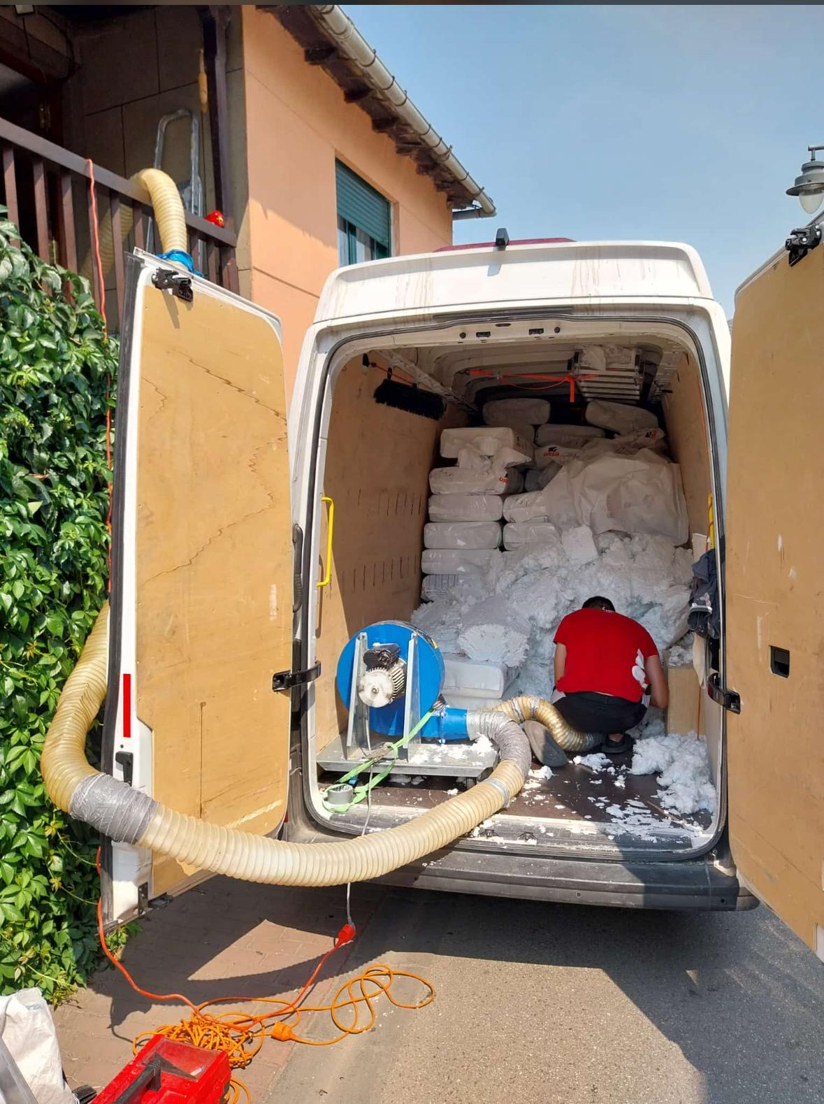 Equipo de instaladores profesionales realizando aislamiento térmico